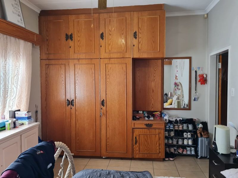 Beautiful home in a boomed off area - Photo 9