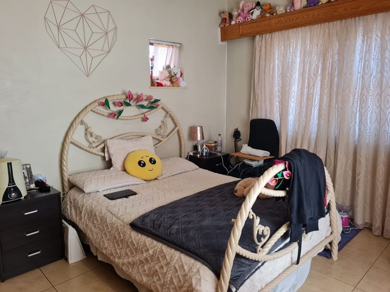 Beautiful home in a boomed off area - Photo 8