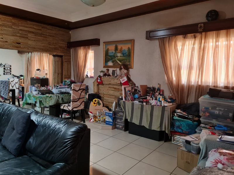 Beautiful home in a boomed off area - Photo 7