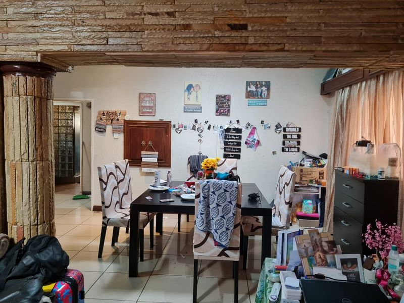 Beautiful home in a boomed off area - Photo 6