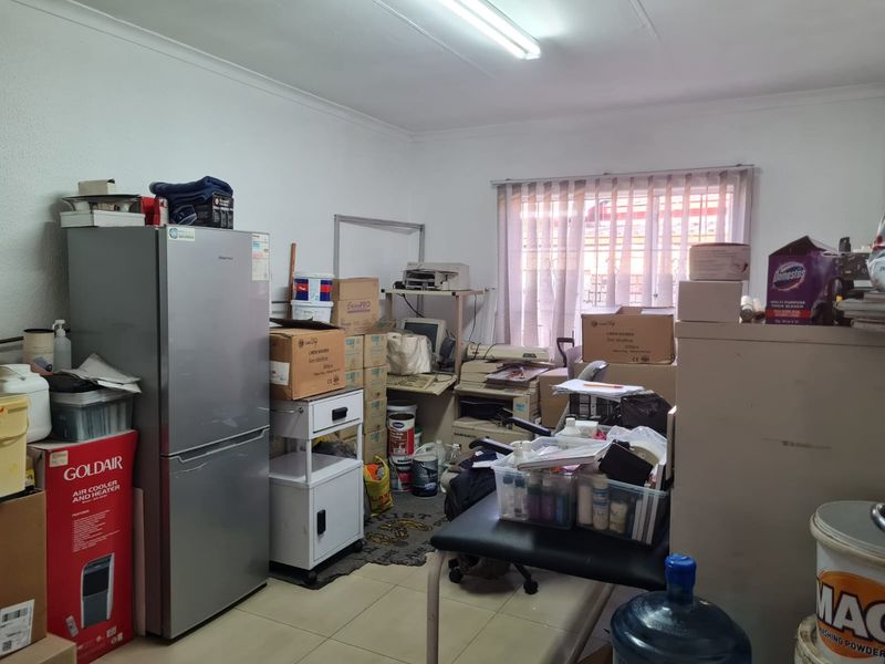 Very well positioned commercial property - Photo 10