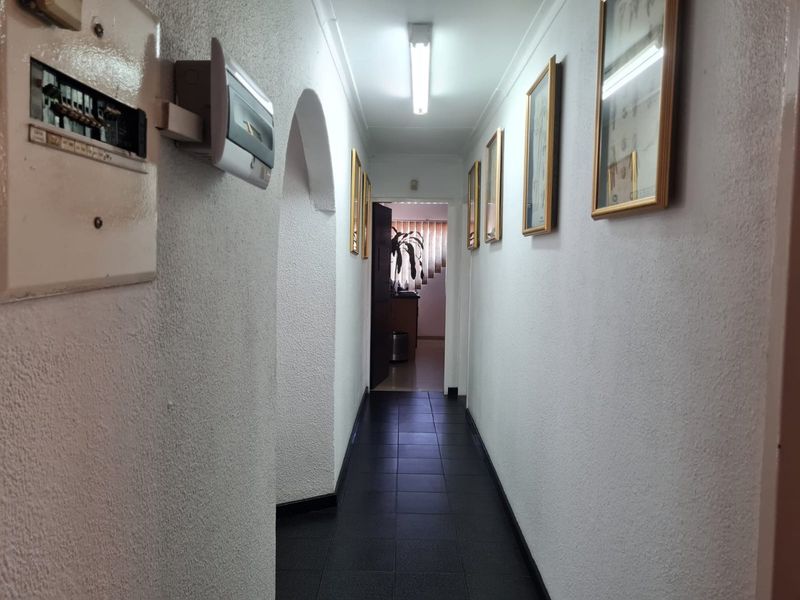 Very well positioned commercial property - Photo 9