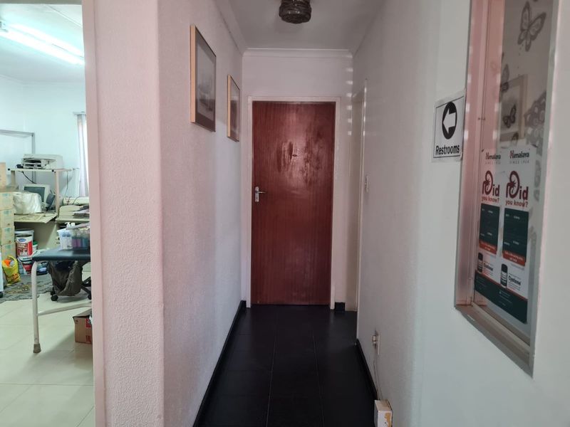 Very well positioned commercial property - Photo 8