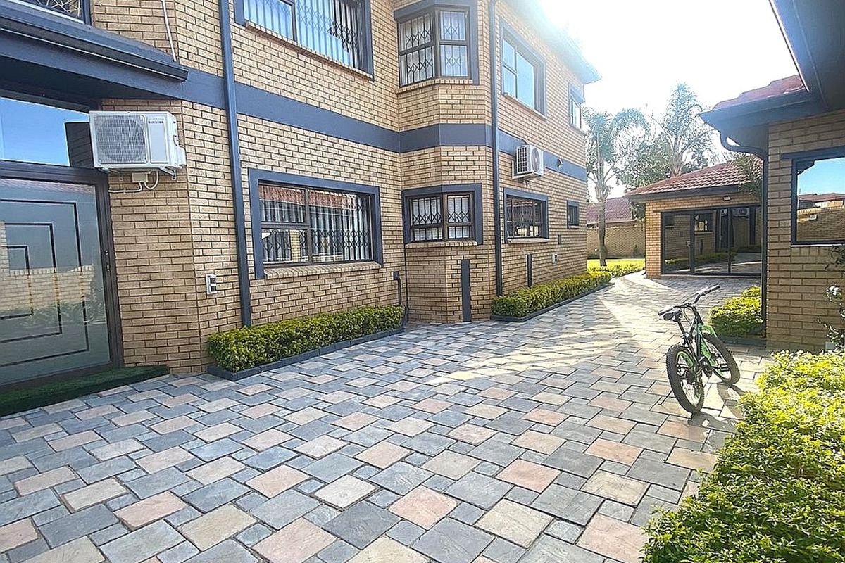 Bespoke 6 Bedroom 5 Bathroom Home For Sale in Lenasia Ext 7    - Photo 2