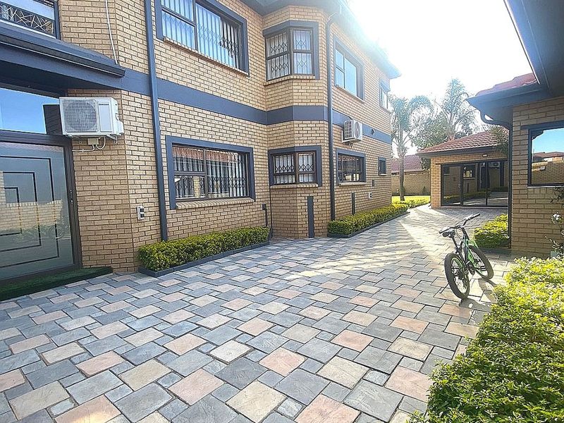 Bespoke 6 Bedroom 5 Bathroom Home For Sale in Lenasia Ext 7    - Photo 2
