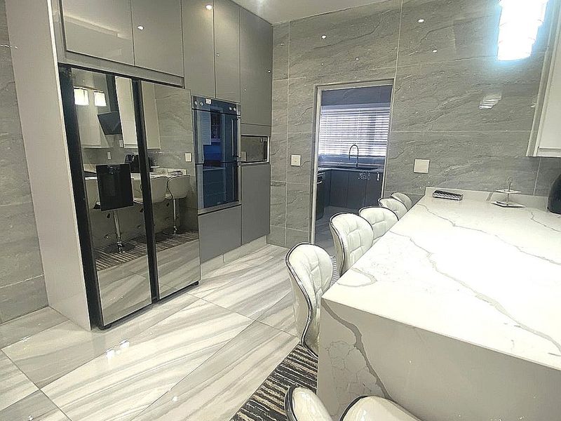Bespoke 6 Bedroom 5 Bathroom Home For Sale in Lenasia Ext 7    - Photo 10