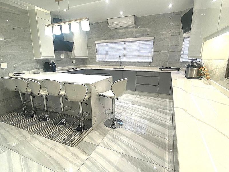 Bespoke 6 Bedroom 5 Bathroom Home For Sale in Lenasia Ext 7    - Photo 9