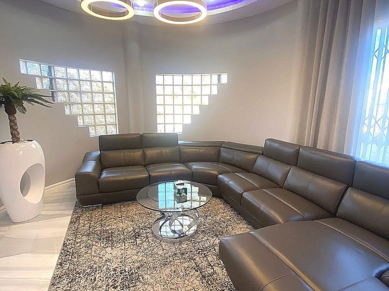 Bespoke 6 Bedroom 5 Bathroom Home For Sale in Lenasia Ext 7    - Photo 7