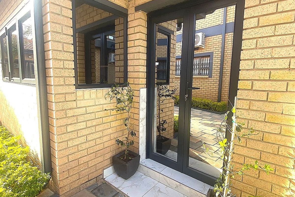 Bespoke 6 Bedroom 5 Bathroom Home For Sale in Lenasia Ext 7    - Photo 3