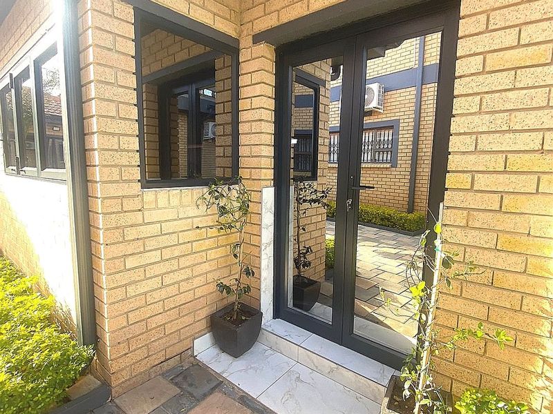 Bespoke 6 Bedroom 5 Bathroom Home For Sale in Lenasia Ext 7    - Photo 3
