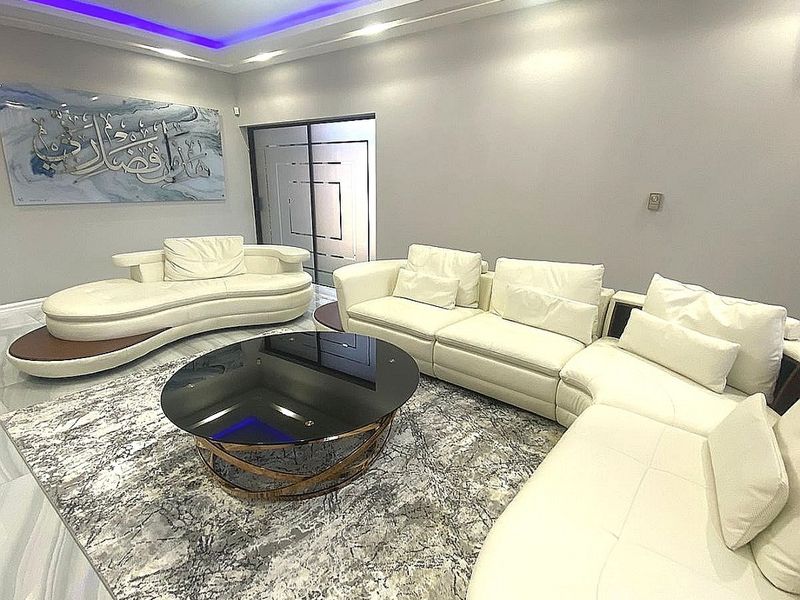 Bespoke 6 Bedroom 5 Bathroom Home For Sale in Lenasia Ext 7    - Photo 5