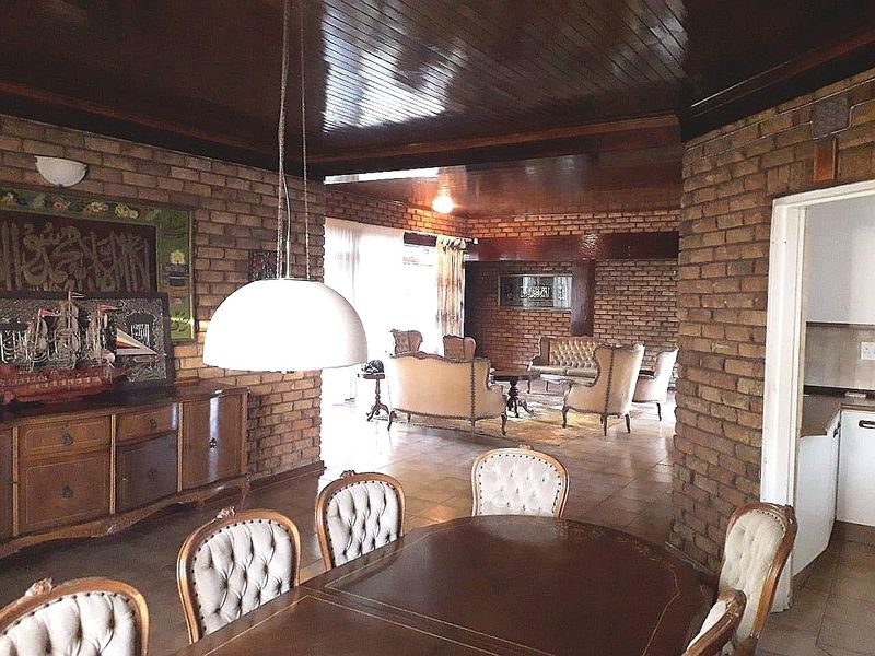 Face-brick 4 Bedroom 3 Bathroom House For Sale in Lenasia - Highly Negotiable       - Photo 5