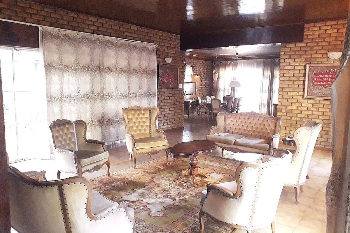 Face-brick 4 Bedroom 3 Bathroom House For Sale in Lenasia - Highly Negotiable       - Photo 4