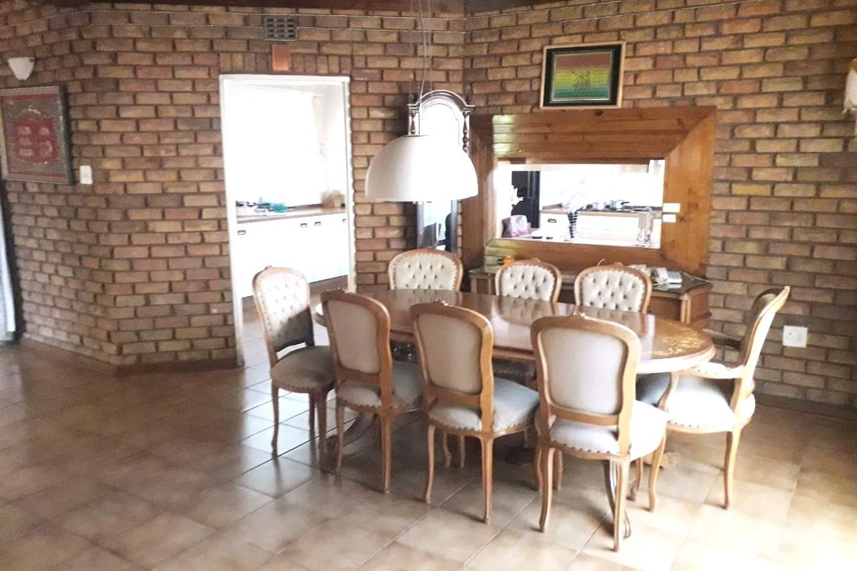 Face-brick 4 Bedroom 3 Bathroom House For Sale in Lenasia - Highly Negotiable       - Photo 3