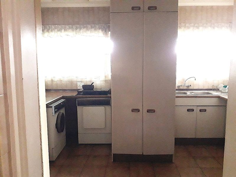 Face-brick 4 Bedroom 3 Bathroom House For Sale in Lenasia - Highly Negotiable       - Photo 10