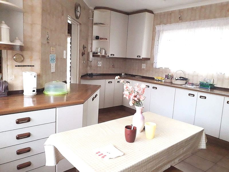 Face-brick 4 Bedroom 3 Bathroom House For Sale in Lenasia - Highly Negotiable       - Photo 8