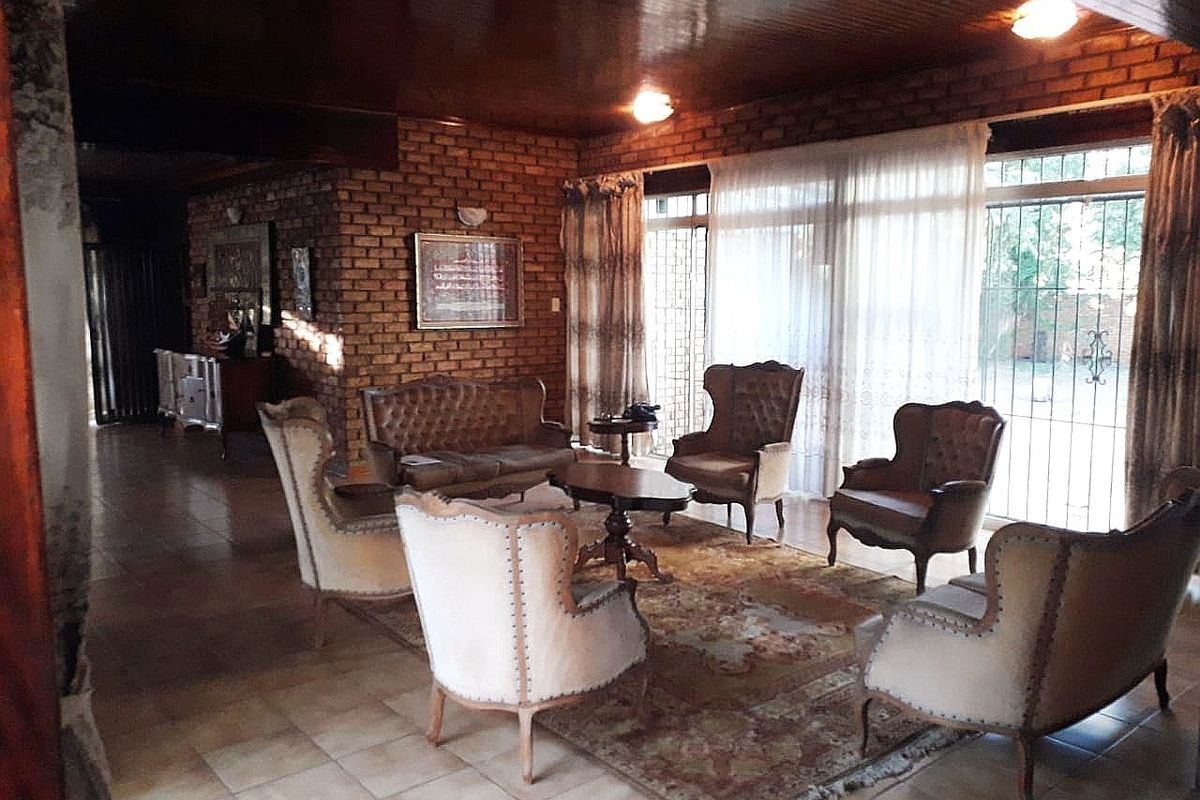 Face-brick 4 Bedroom 3 Bathroom House For Sale in Lenasia - Highly Negotiable       - Photo 2