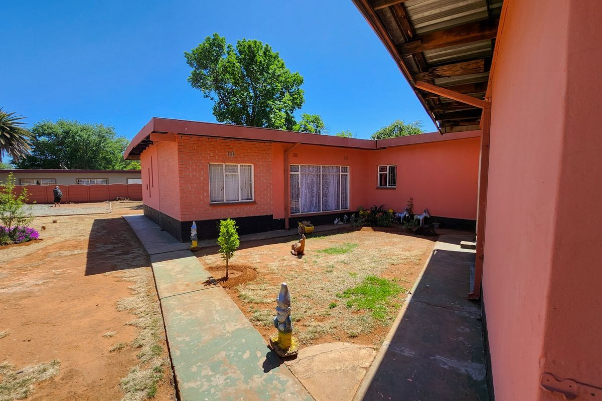 Spacious 4-Bedroom Family Home with Double Garage & Large Garden - Photo 3