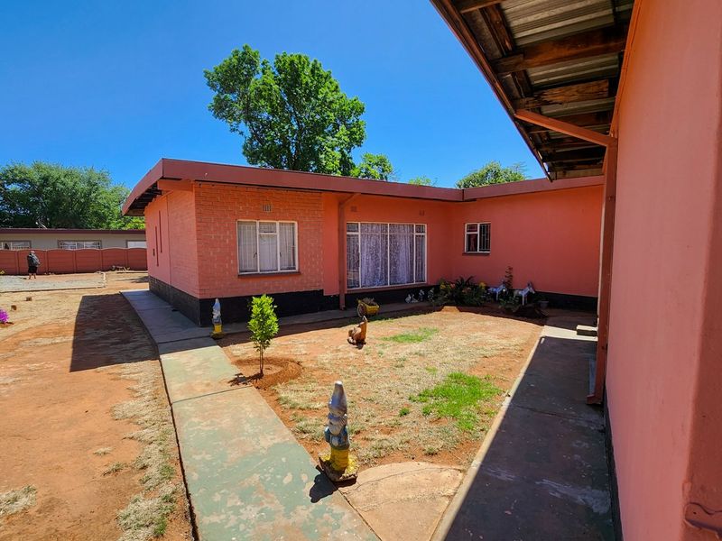 Spacious 4-Bedroom Family Home with Double Garage & Large Garden - Photo 3