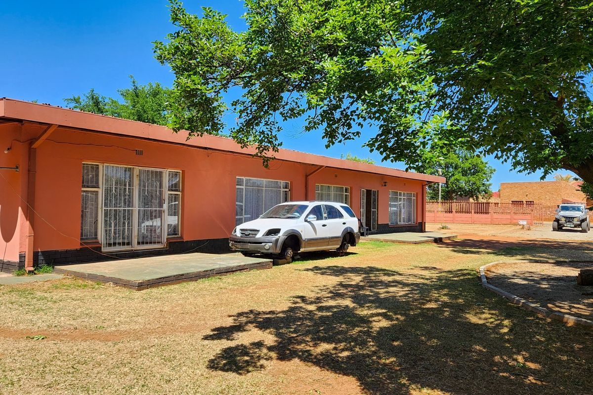 Spacious 4-Bedroom Family Home with Double Garage & Large Garden - Photo 4