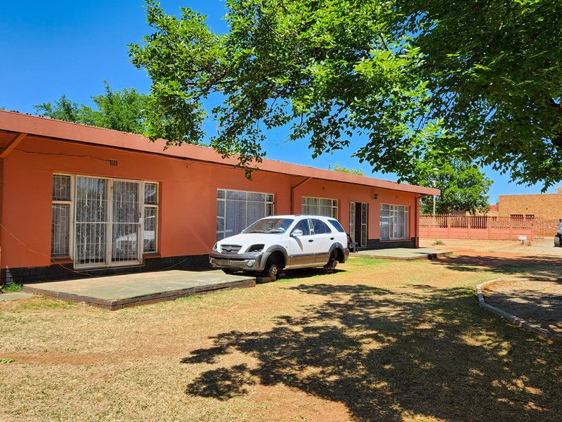 Spacious 4-Bedroom Family Home with Double Garage & Large Garden - Photo 4