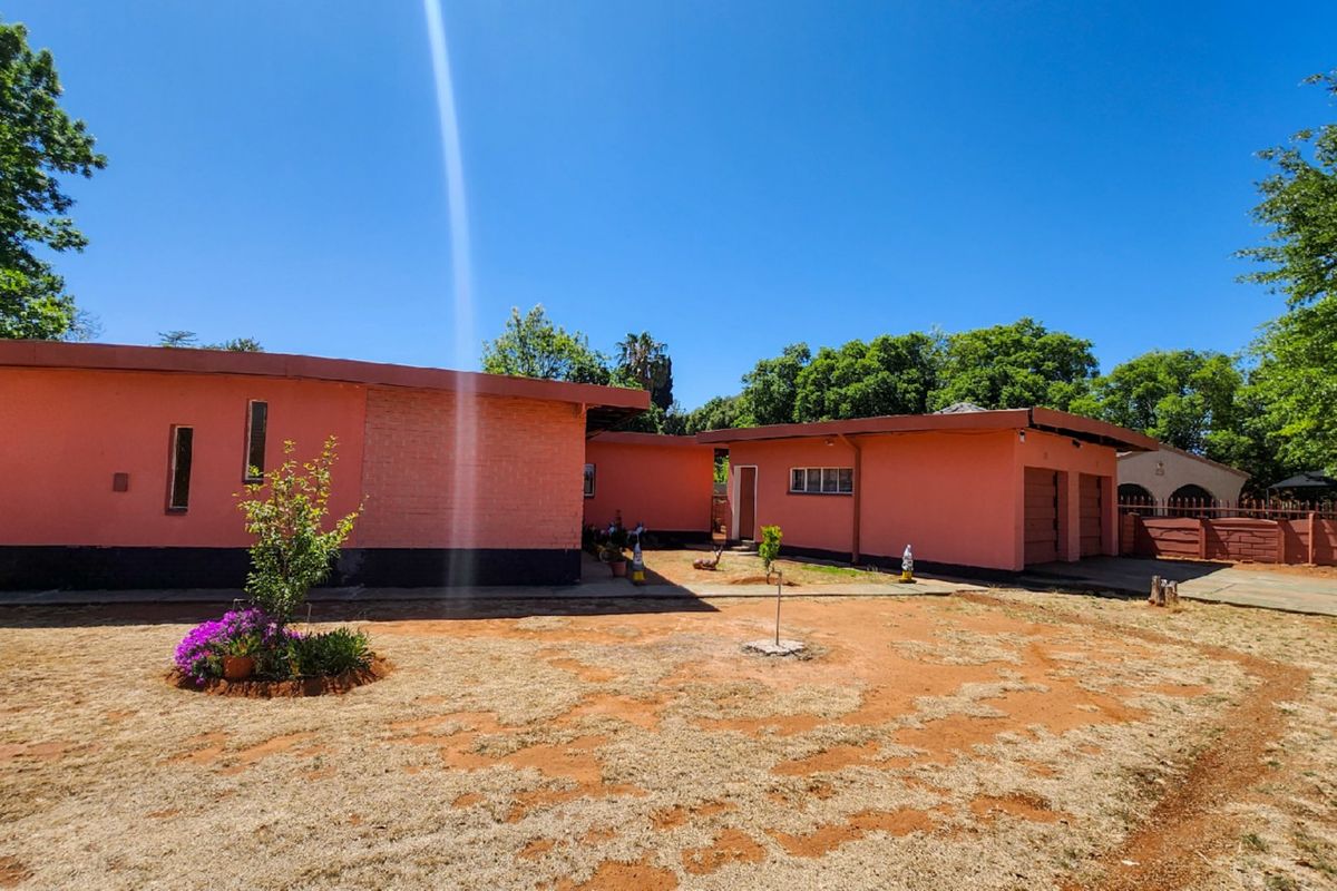 Spacious 4-Bedroom Family Home with Double Garage & Large Garden - Photo 2