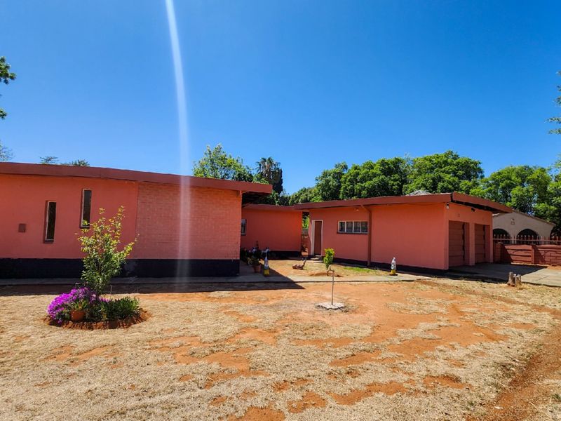 Spacious 4-Bedroom Family Home with Double Garage & Large Garden - Photo 2