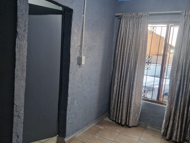 Cottage to rent in Clayville  - Photo 6