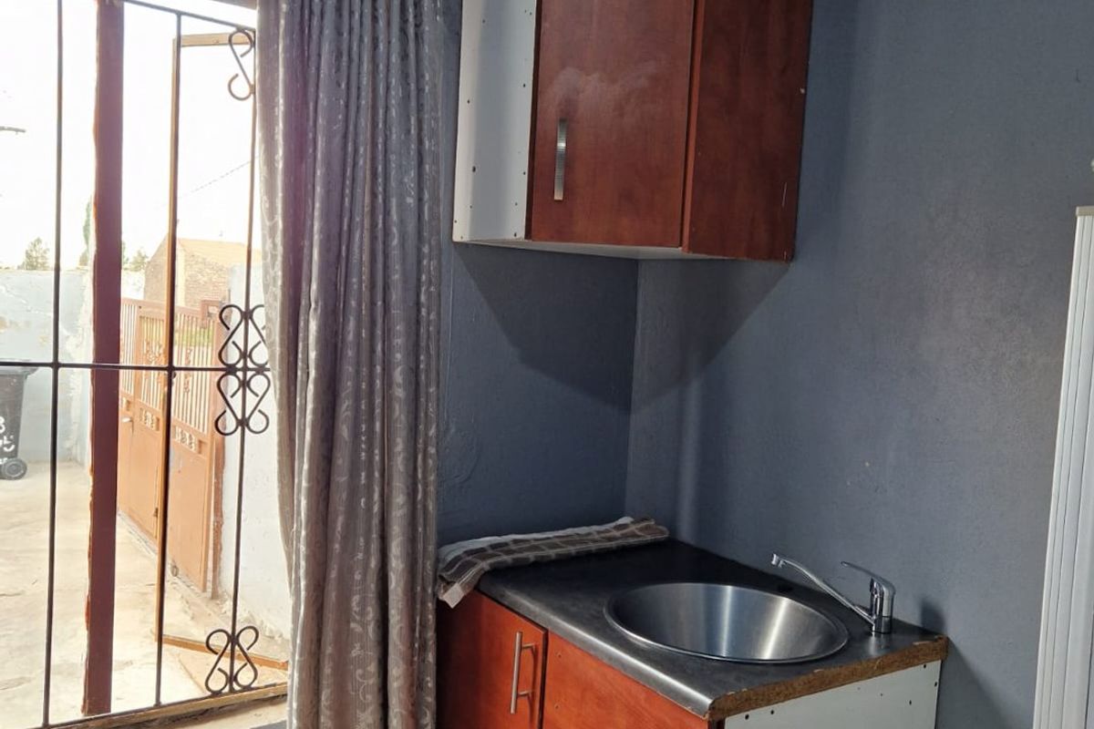 Cottage to rent in Clayville  - Photo 5