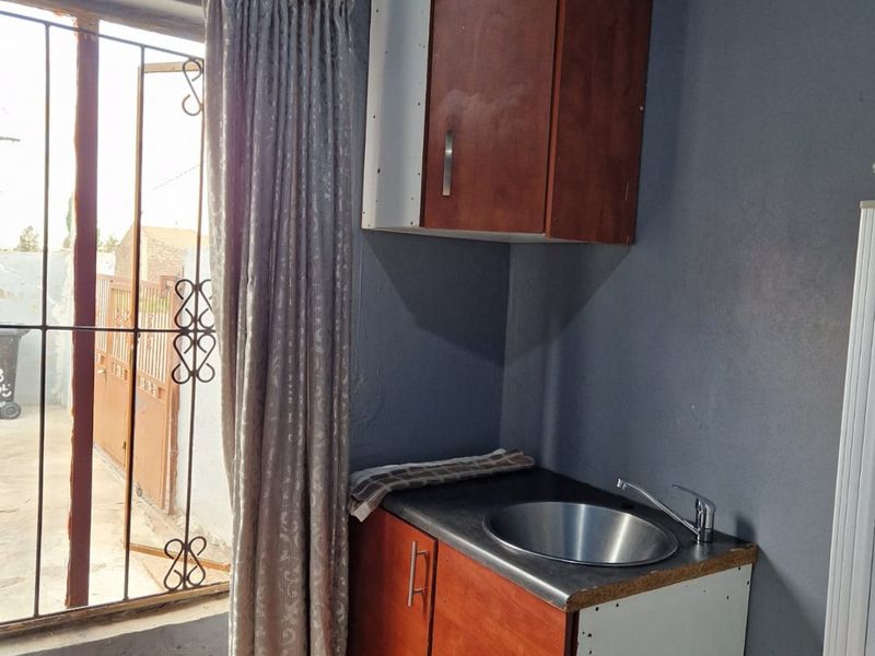 Cottage to rent in Clayville  - Photo 5