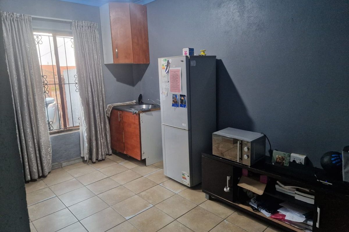 Cottage to rent in Clayville  - Photo 3