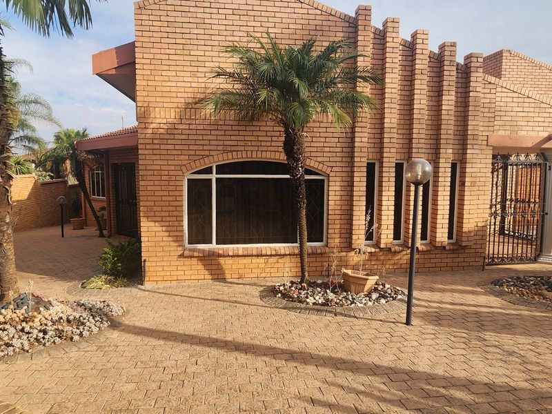 Practical & Affordable Family Home for Sale in Laudium - Photo 2