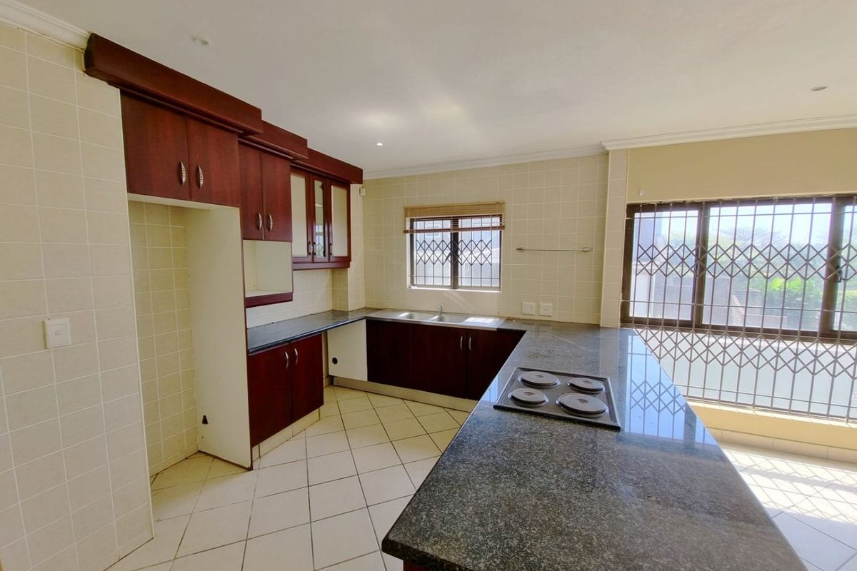 Beachside Bliss: Spacious 3-Bedroom Apartment in Secure Blythedale Complex - Photo 2