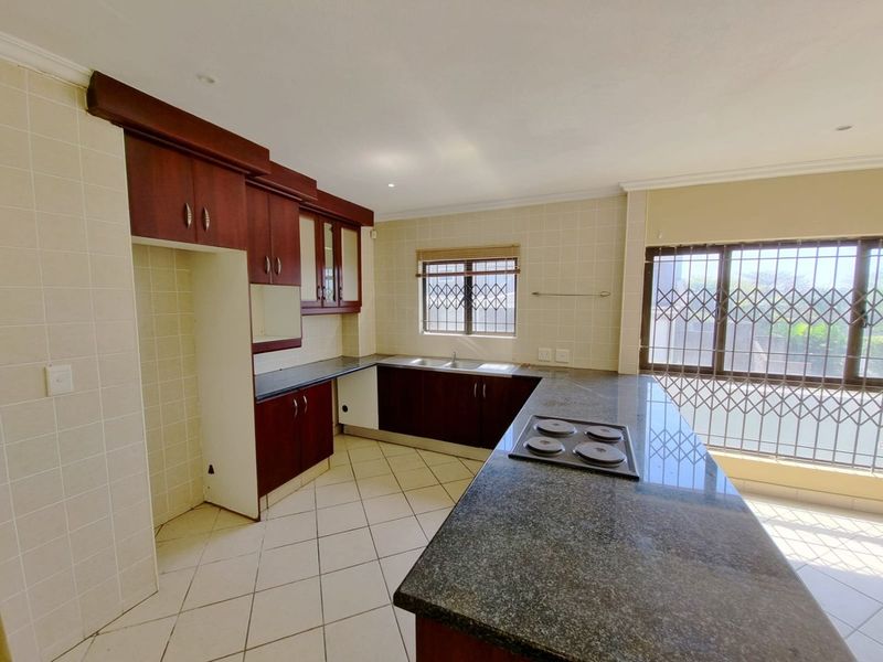 Beachside Bliss: Spacious 3-Bedroom Apartment in Secure Blythedale Complex - Photo 2