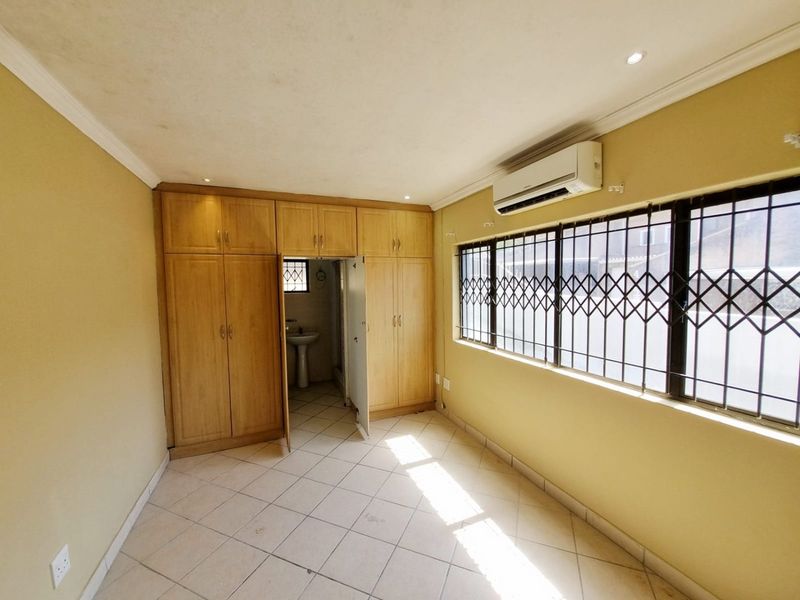 Beachside Bliss: Spacious 3-Bedroom Apartment in Secure Blythedale Complex - Photo 7