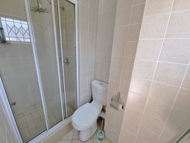 Beachside Bliss: Spacious 3-Bedroom Apartment in Secure Blythedale Complex - Photo 6