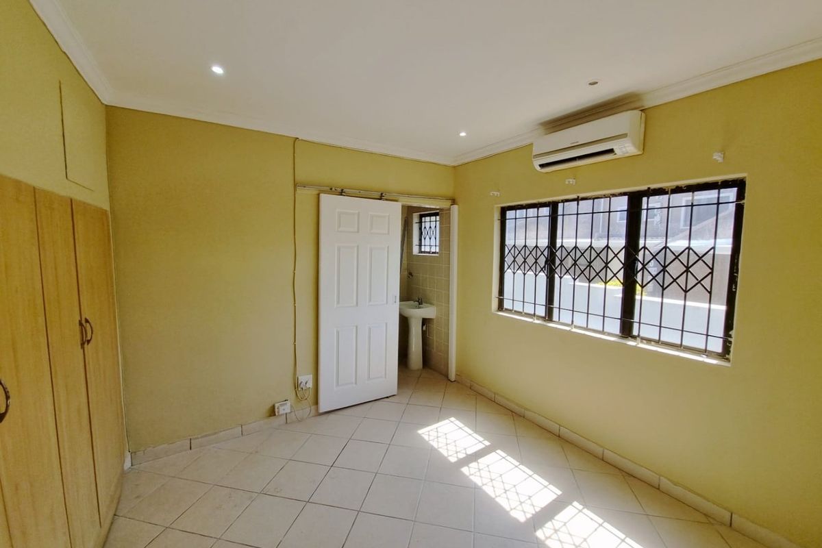 Beachside Bliss: Spacious 3-Bedroom Apartment in Secure Blythedale Complex - Photo 5