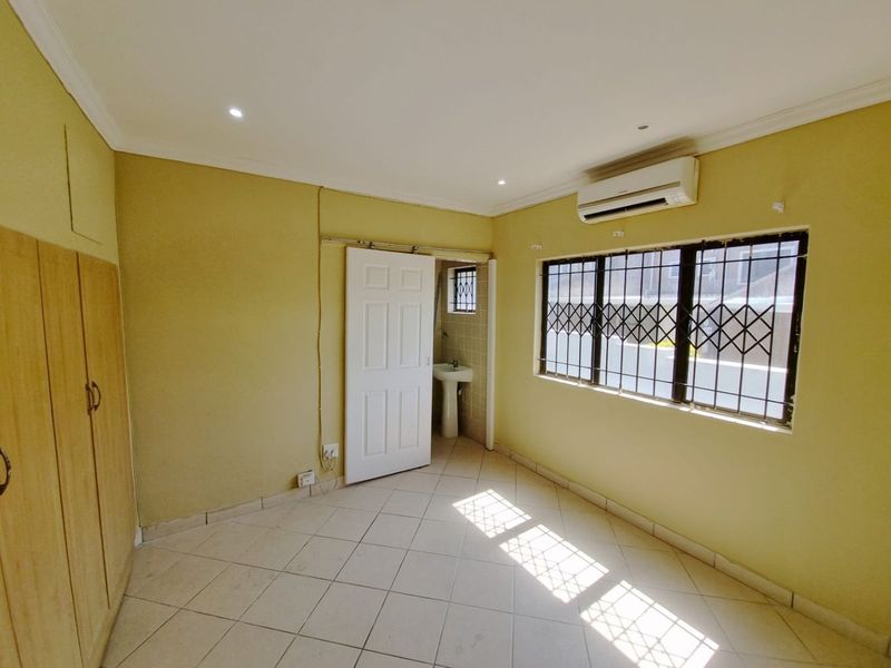 Beachside Bliss: Spacious 3-Bedroom Apartment in Secure Blythedale Complex - Photo 5