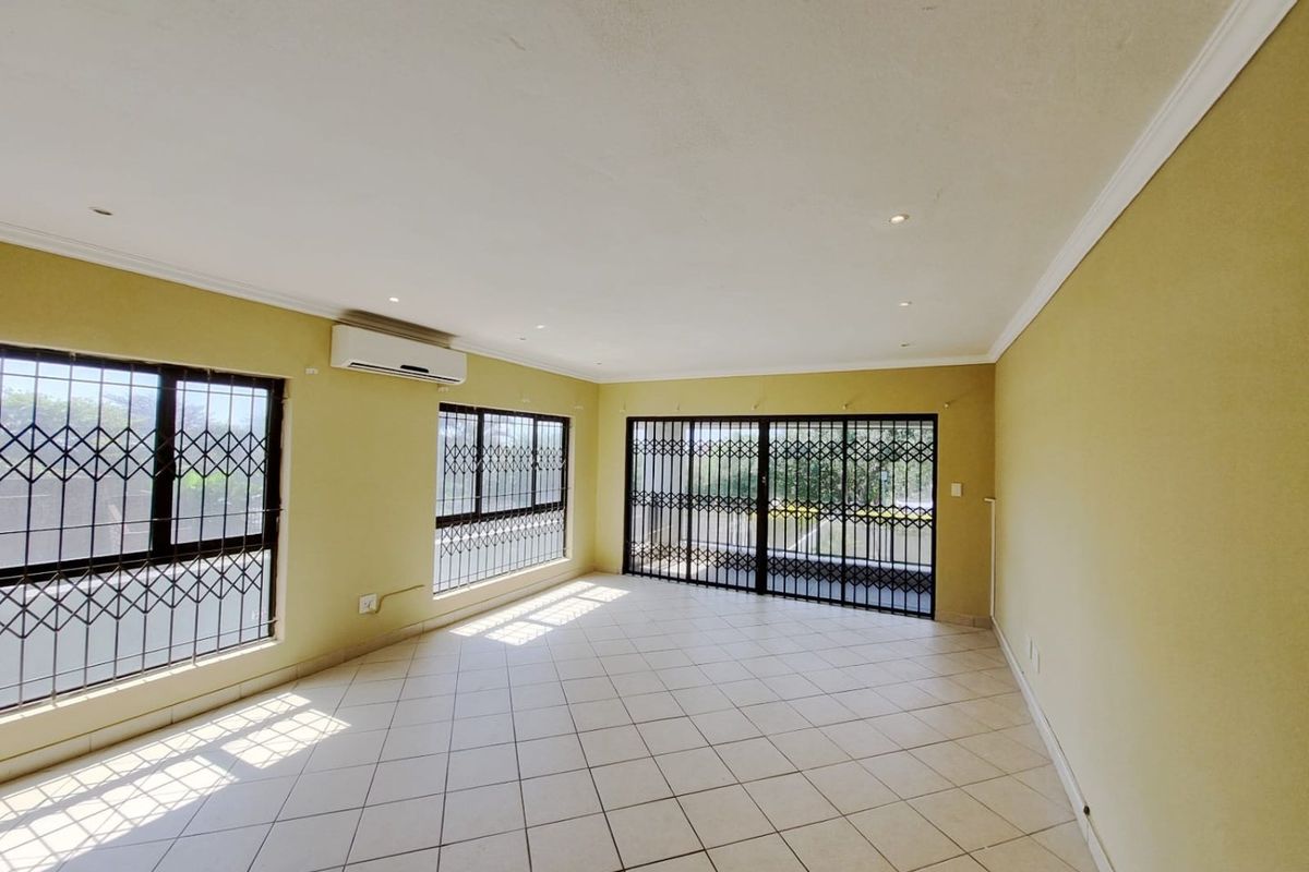 Beachside Bliss: Spacious 3-Bedroom Apartment in Secure Blythedale Complex - Photo 3