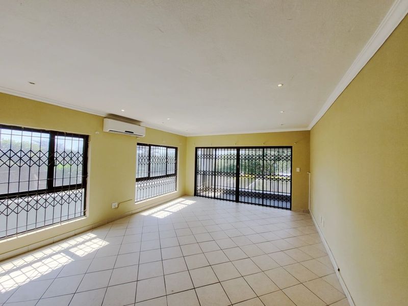 Beachside Bliss: Spacious 3-Bedroom Apartment in Secure Blythedale Complex - Photo 3