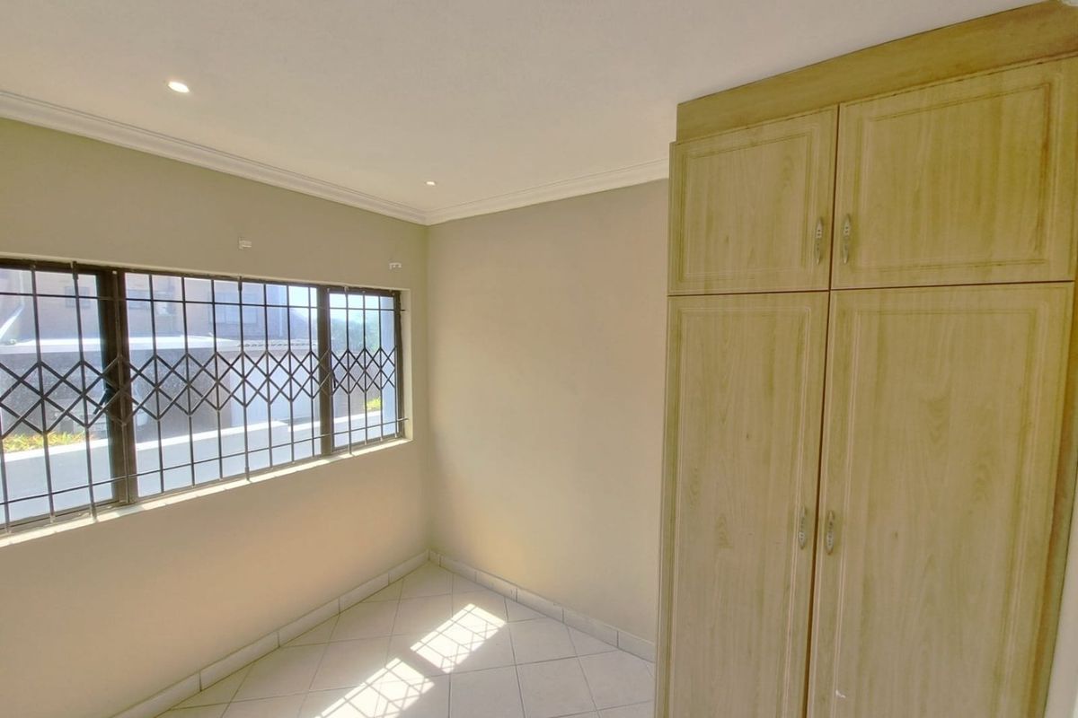 Beachside Bliss: Spacious 3-Bedroom Apartment in Secure Blythedale Complex - Photo 4