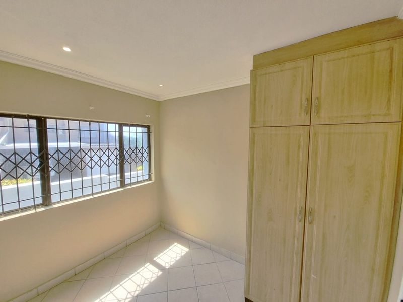 Beachside Bliss: Spacious 3-Bedroom Apartment in Secure Blythedale Complex - Photo 4