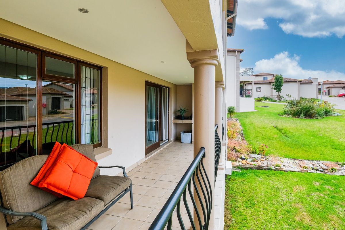 Beautiful 3 Bedroom Townhouse in Secure Complex - Photo 4