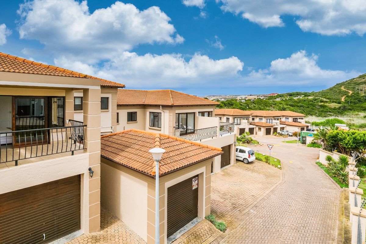 Beautiful 3 Bedroom Townhouse in Secure Complex - Photo 3