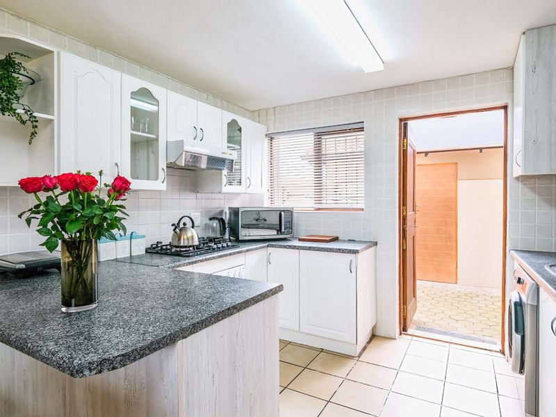 Beautiful 3 Bedroom Townhouse in Secure Complex - Photo 6