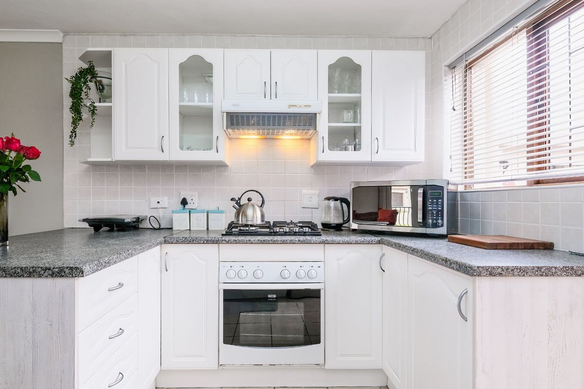 Beautiful 3 Bedroom Townhouse in Secure Complex - Photo 5