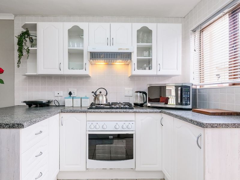 Beautiful 3 Bedroom Townhouse in Secure Complex - Photo 5