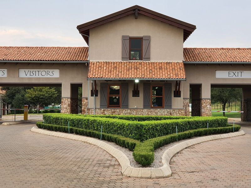 Magnificent Property in a Private Country Estate. - Photo 8