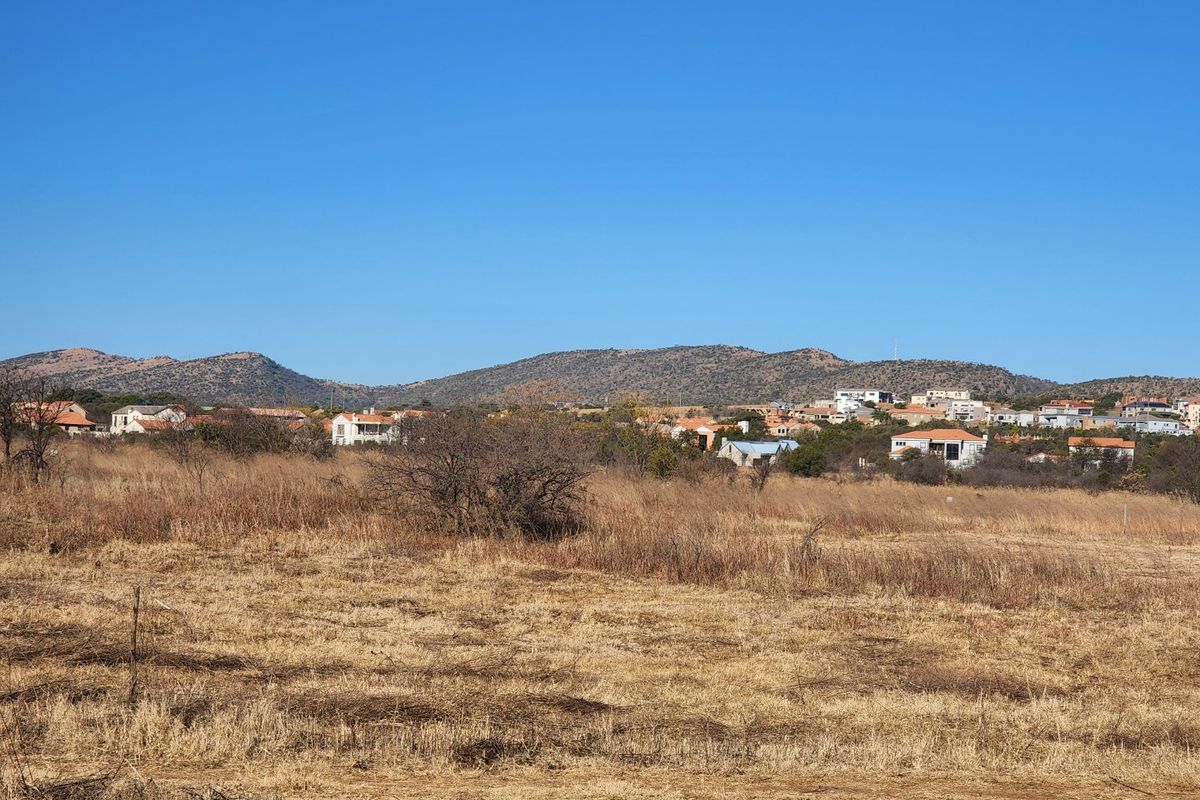 Magnificent Property in a Private Country Estate. - Photo 5