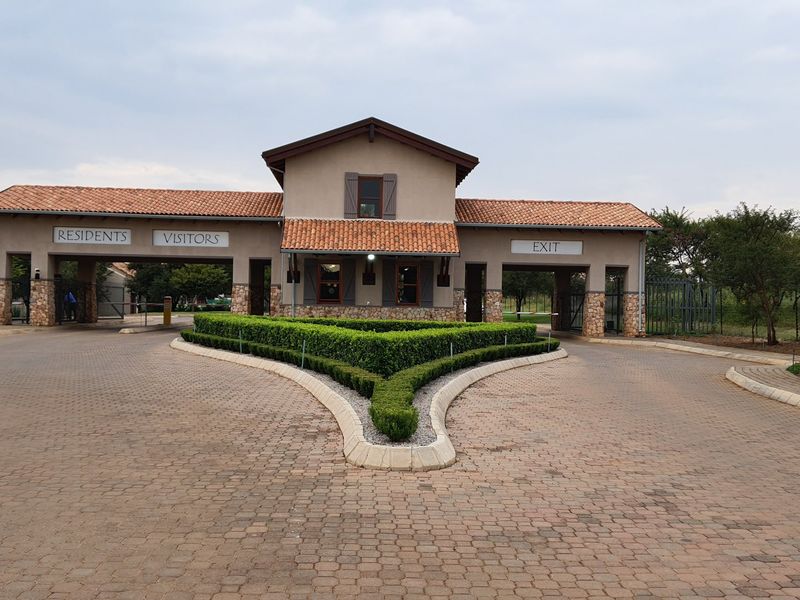 Exceptional land opportunity in a Private Country Estate. - Photo 7